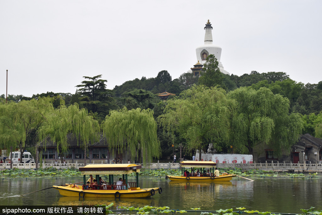 北海公园——白塔、绿水、游船