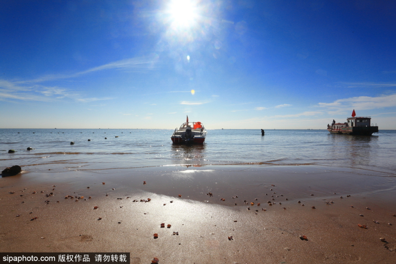 南戴河黄金海岸蓝天白云吸睛