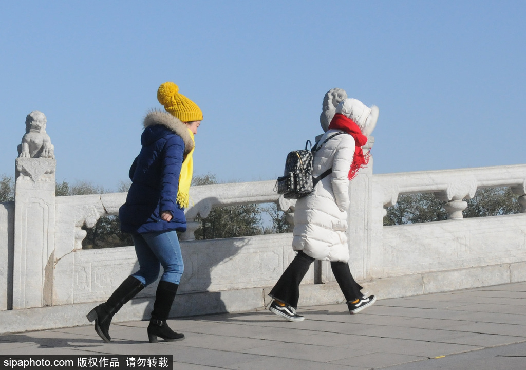 北京大风寒潮来袭气温“跳水” 游客包裹严实游览颐和园