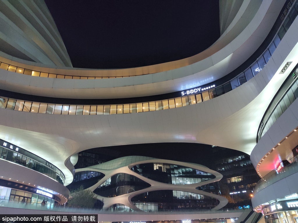流线型建筑的魔幻时刻，北京银河SOHO夜景一览