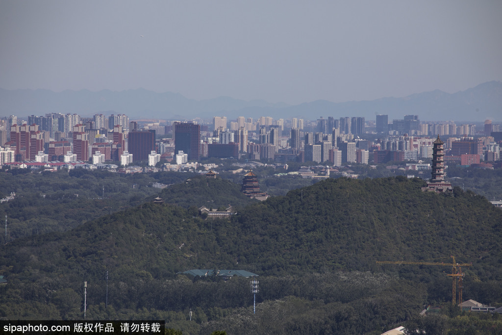 北京：登上香山看京城 