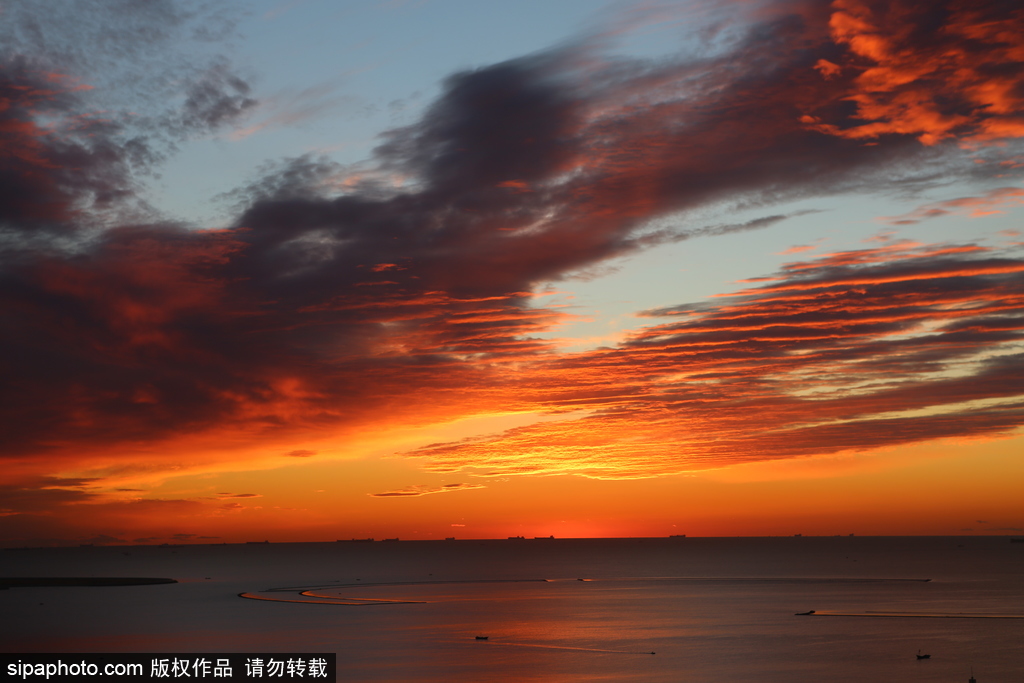 河北秦皇岛：金梦海湾朝霞雄浑壮观