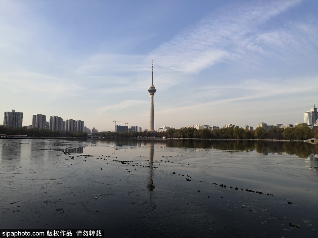 北京冬日天气晴好 玉渊潭蓝天白云似“仙境”