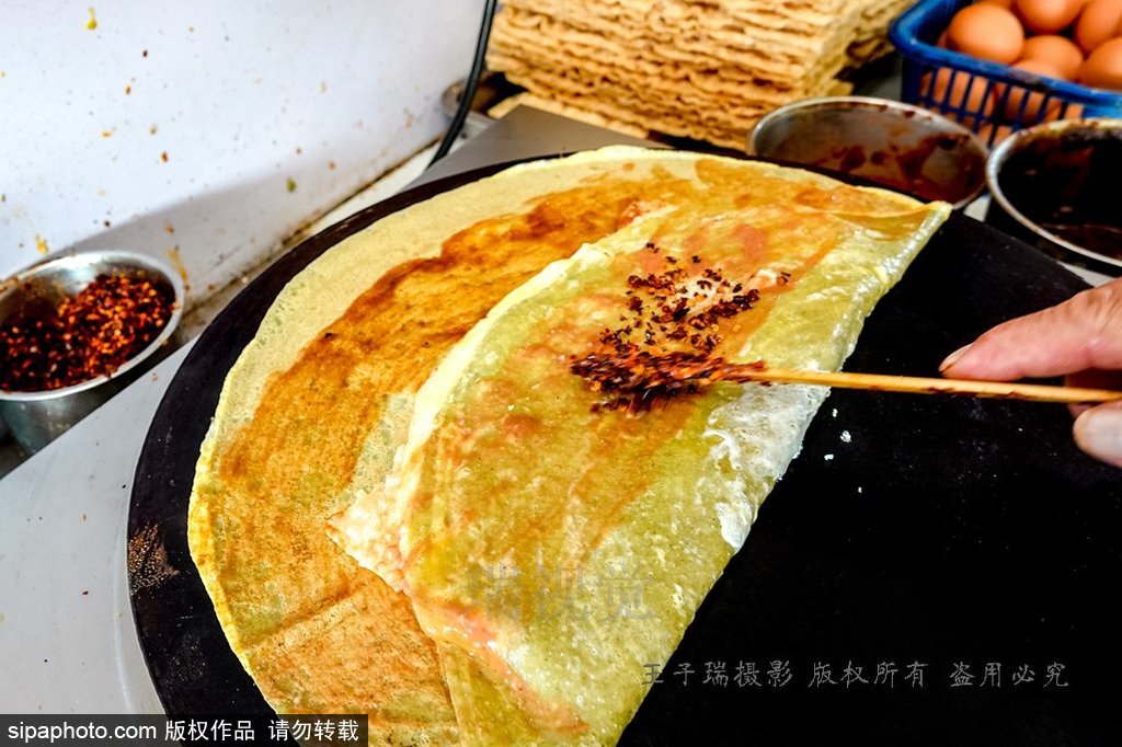 天津市红桥区：四十秒做一个煎饼果子