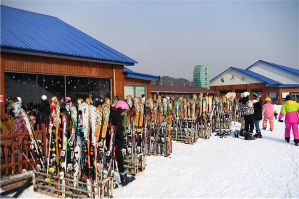 云佛山滑雪场，密云水库南岸的快乐运动基地