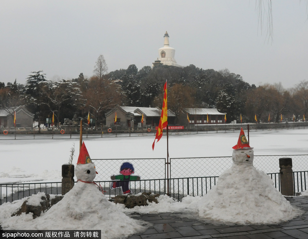 北京初雪后北海公园美景如画