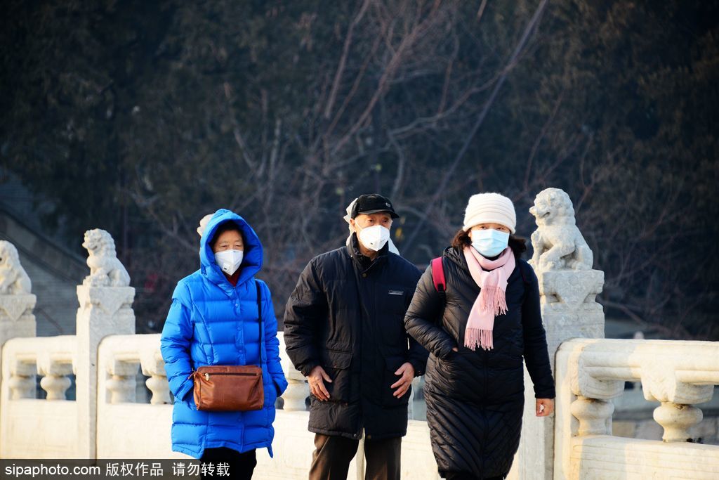 北京颐和园：游客戴口罩游园观景