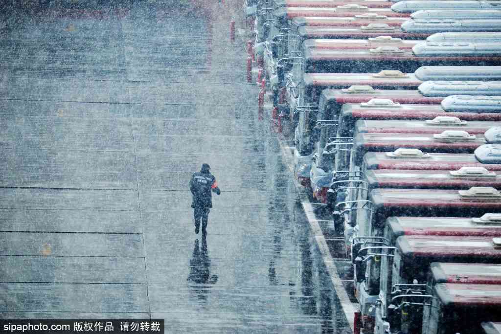 北京迎来鼠年第二场雪，感恩冒雪前行的身影