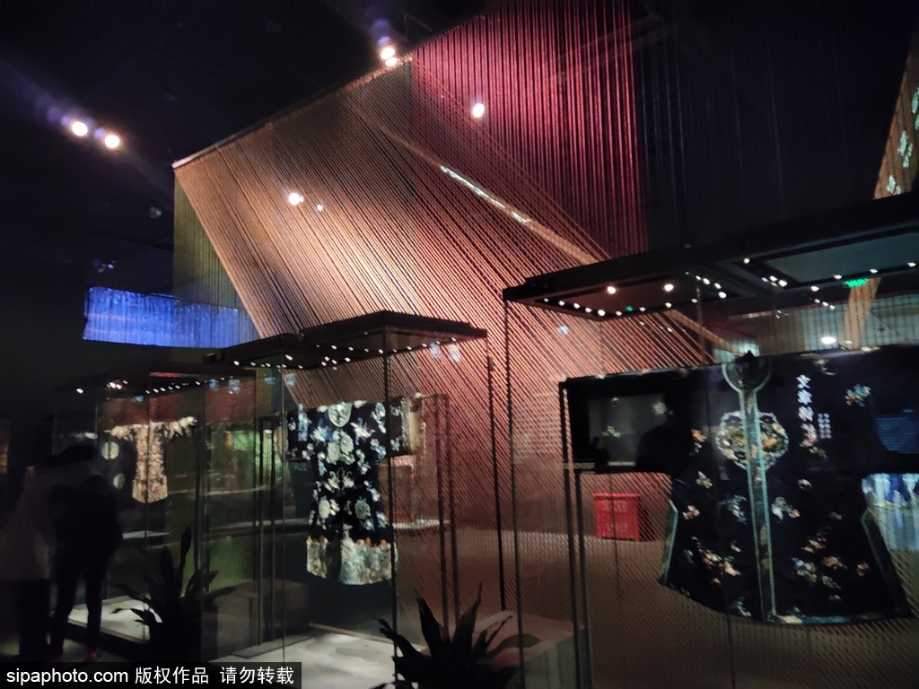 北京举行“锦绣中华——古代丝织品文化展” 展览现场美轮