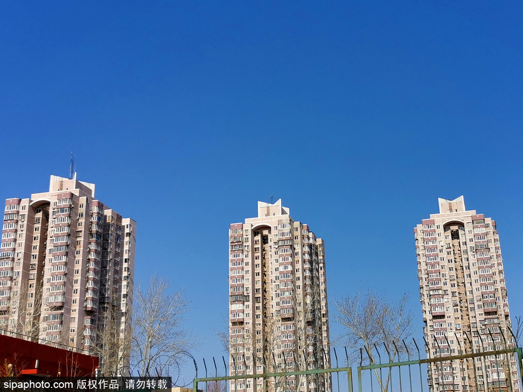 北京雪后大风刮出晴冷“水晶天” 蓝天下建筑更显美丽
