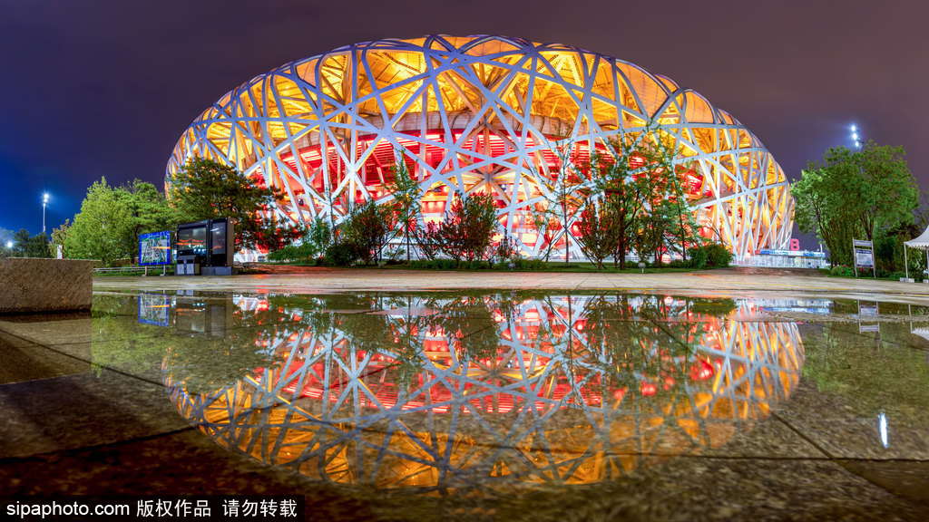 雨后的鸟巢水立方夜景倒影