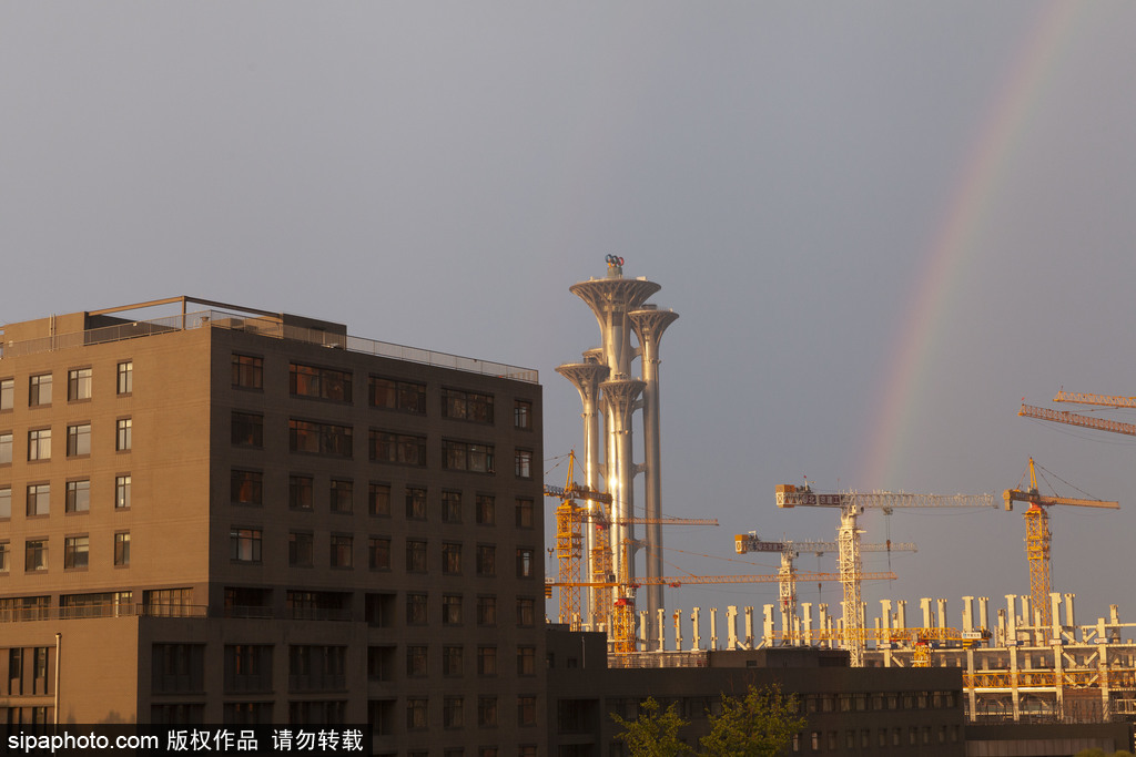 北京雨后突现彩虹