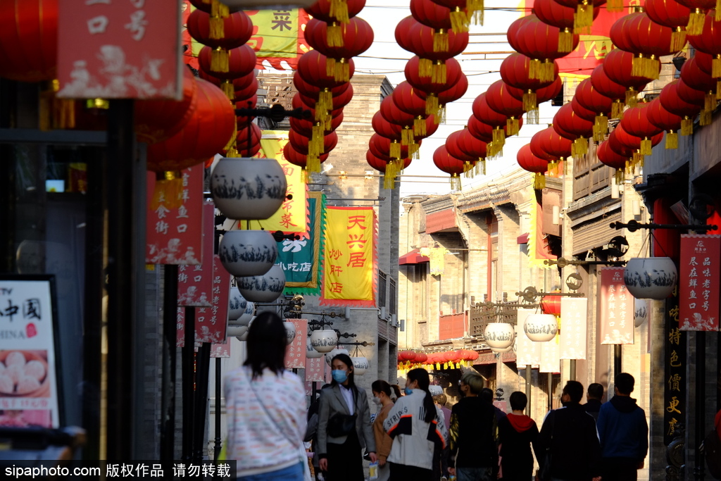 周末的北京：前门大街游客多了起来