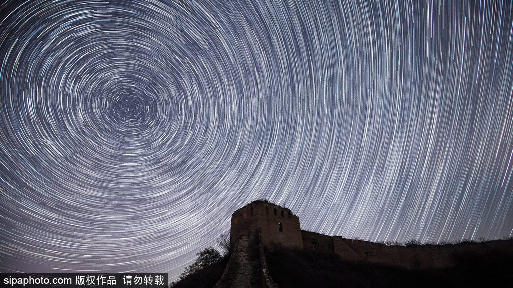 北京古北口蟠龙山长城银河与星轨