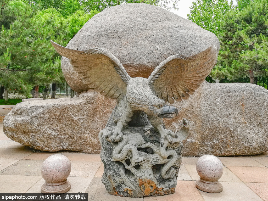 仰山公园的石雕群