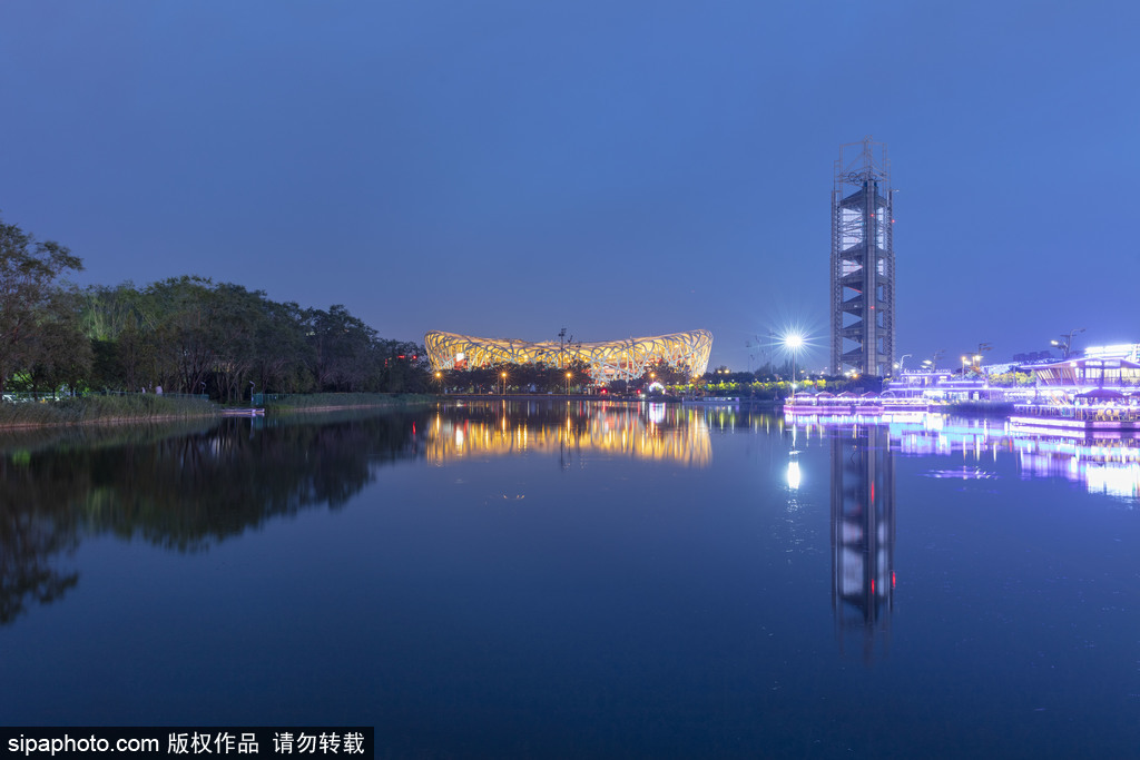 大雨过后的鸟巢夜景