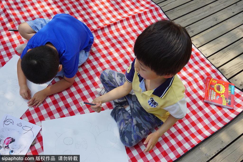 六一儿童节，孩子们认真学习绘画