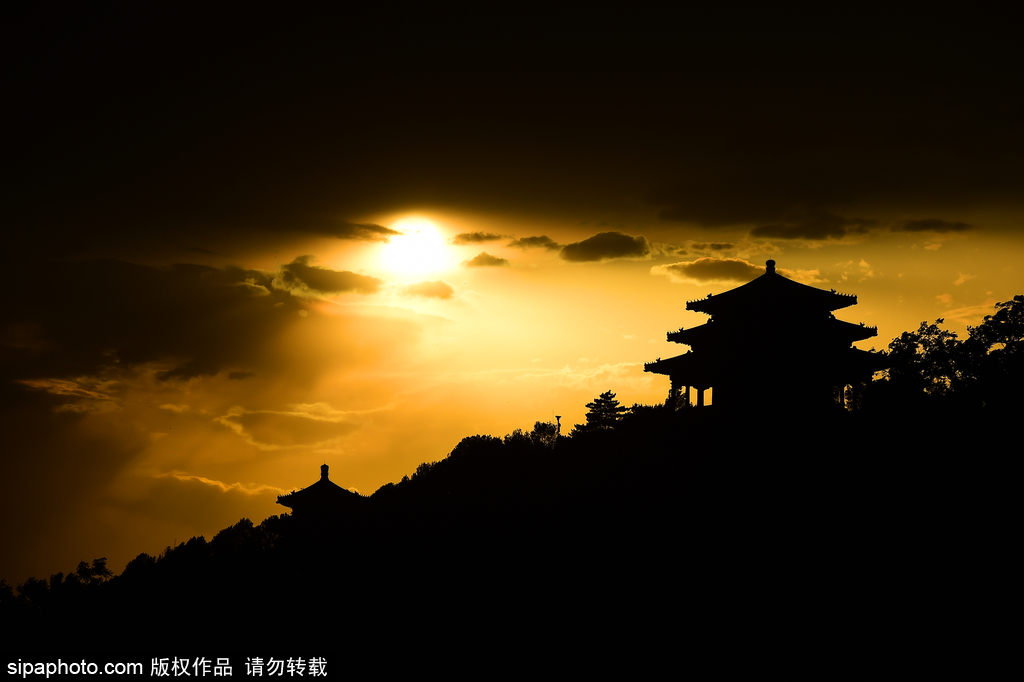 雷雨过后景山万春亭霞光剪影美如画