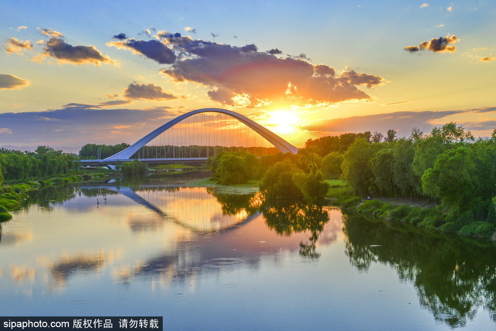 夕阳霞光下，温榆河畔的未来科学城路桥