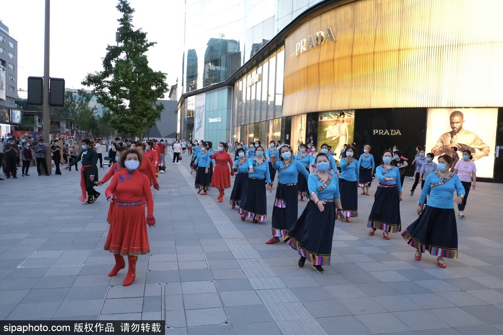 夜晚王府井变成舞场