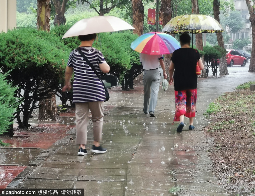 就算大雨让这座城市颠倒 我会给你怀抱|暴雨|天安门广场|蓝色预警_新浪新闻