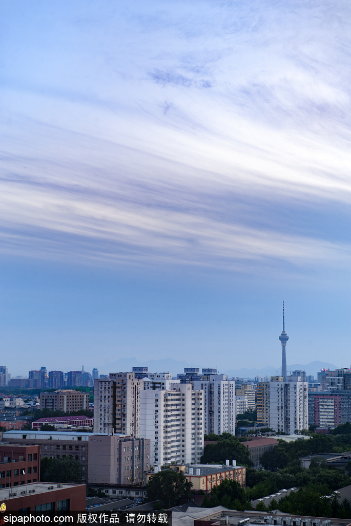 北京天空出现迤逦云霞 犹如巨大凤尾覆盖天空