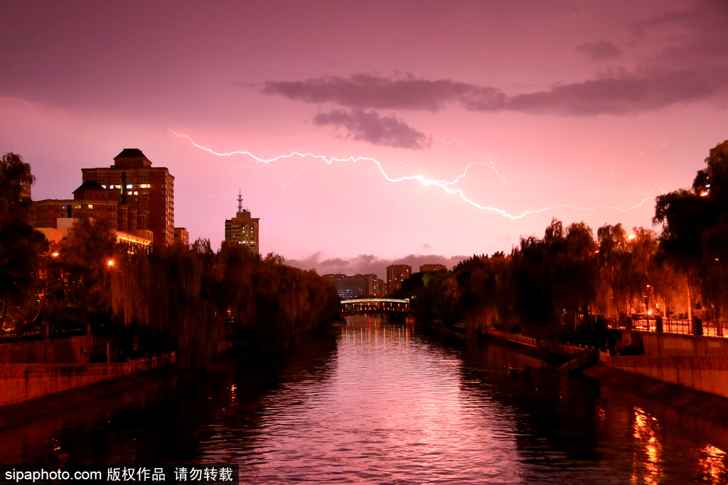 暴雨来袭，闪电划破夜空似科幻大片