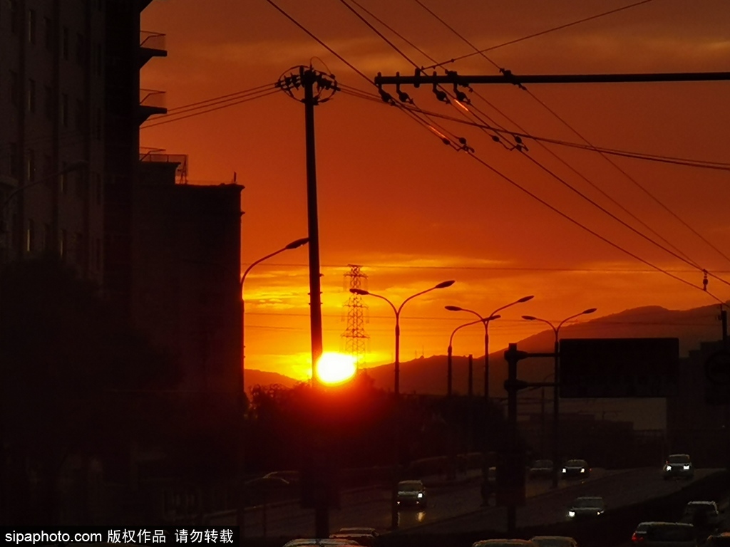 北京迎来唯美落日，夕阳余晖染红半边天