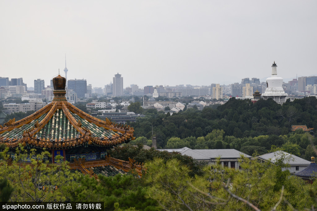 北京秋高气爽天气晴好，登上景山看京城