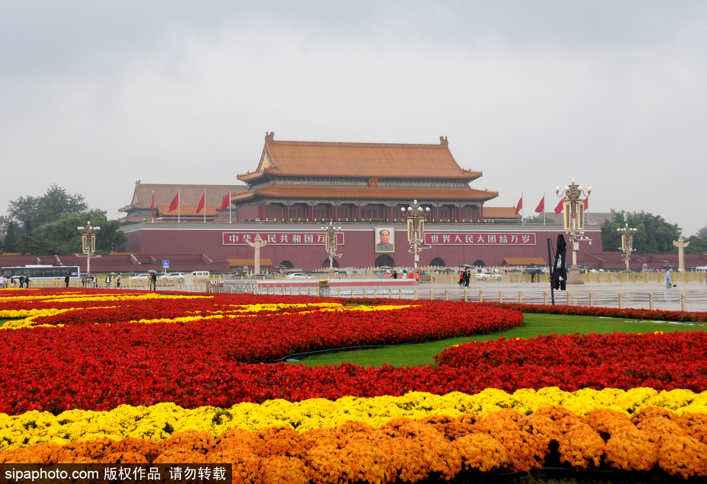 天安门广场装扮一新 ，花团锦簇盛装迎国庆