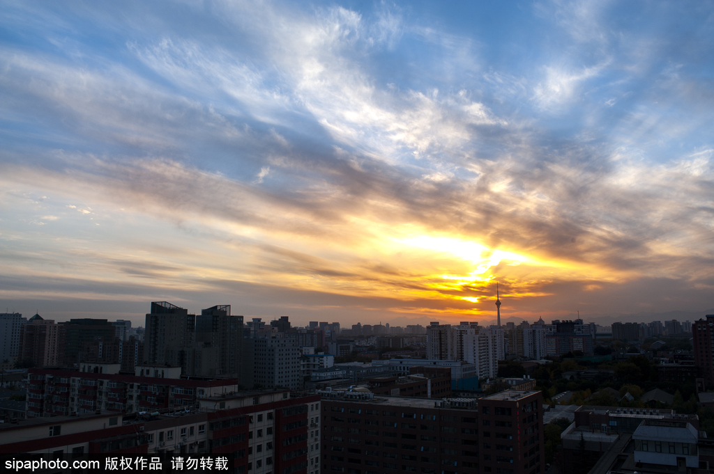 深秋落日进西山，天空现粉紫色晚霞