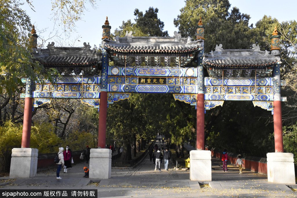 京郊北京植物园山水之间仿似七彩墨迹