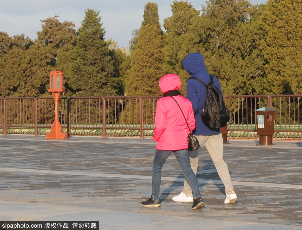 北京雨后迎大风气温“跳水”，游客包裹严实游览天坛公园