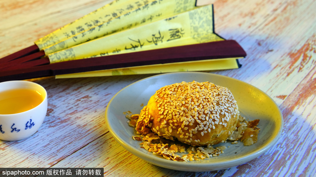 老北京传统风味小吃：芝麻烧饼，炸松肉，豆面丸子