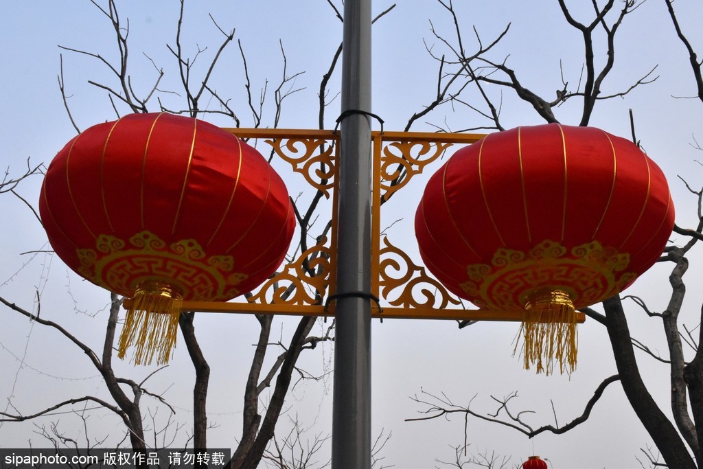 北京街头大红灯笼高高挂