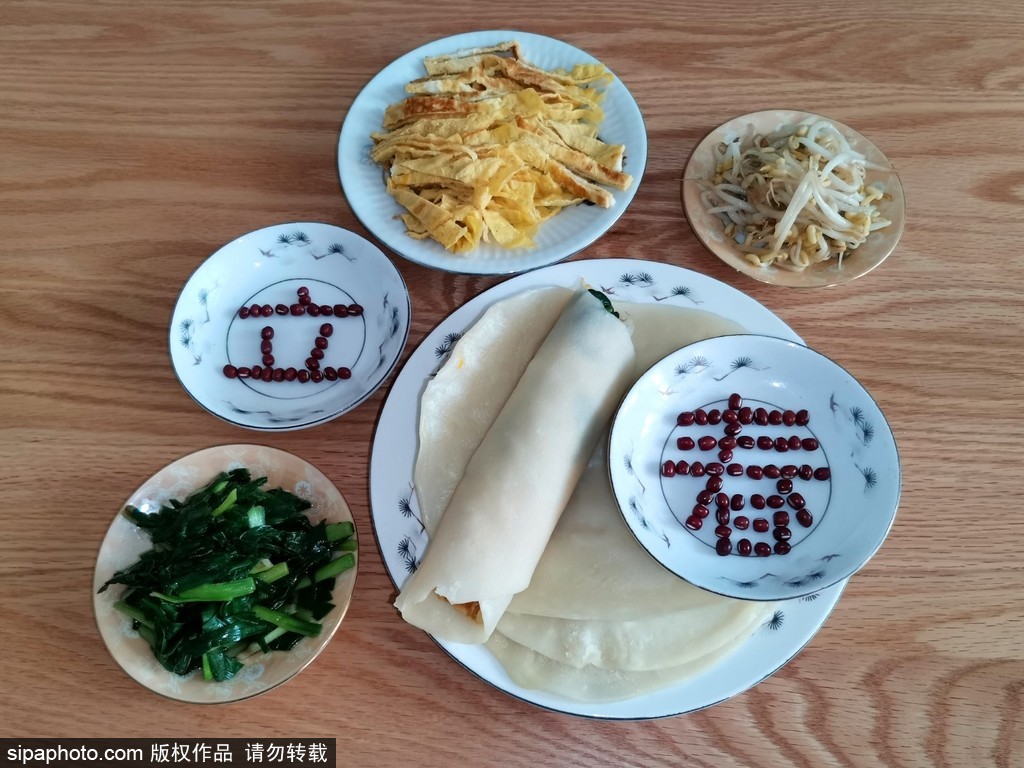 “立春”日，北京市民吃春饼“秀”创意