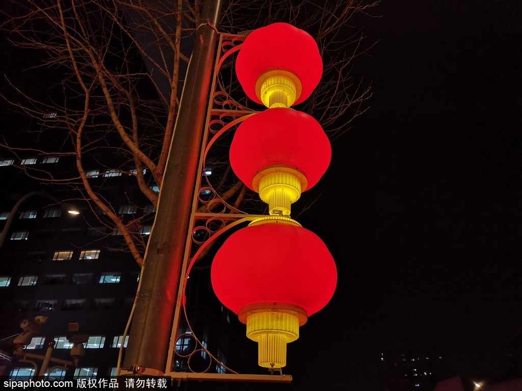 北京街头夜景灯光璀璨 流光溢彩“盛装”迎新年