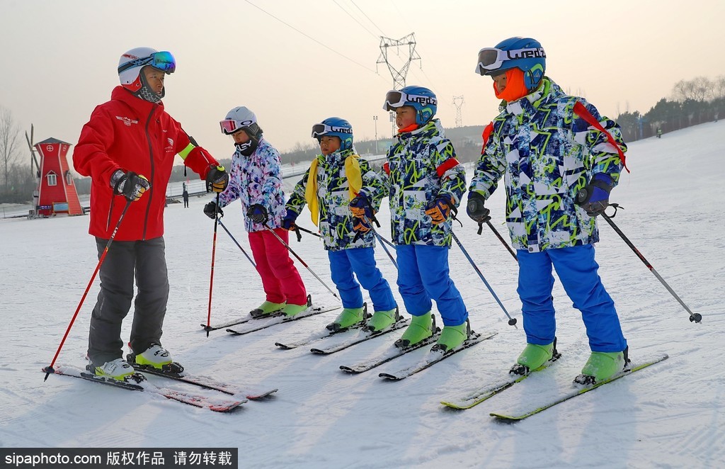 秦皇岛：假日滑雪乐