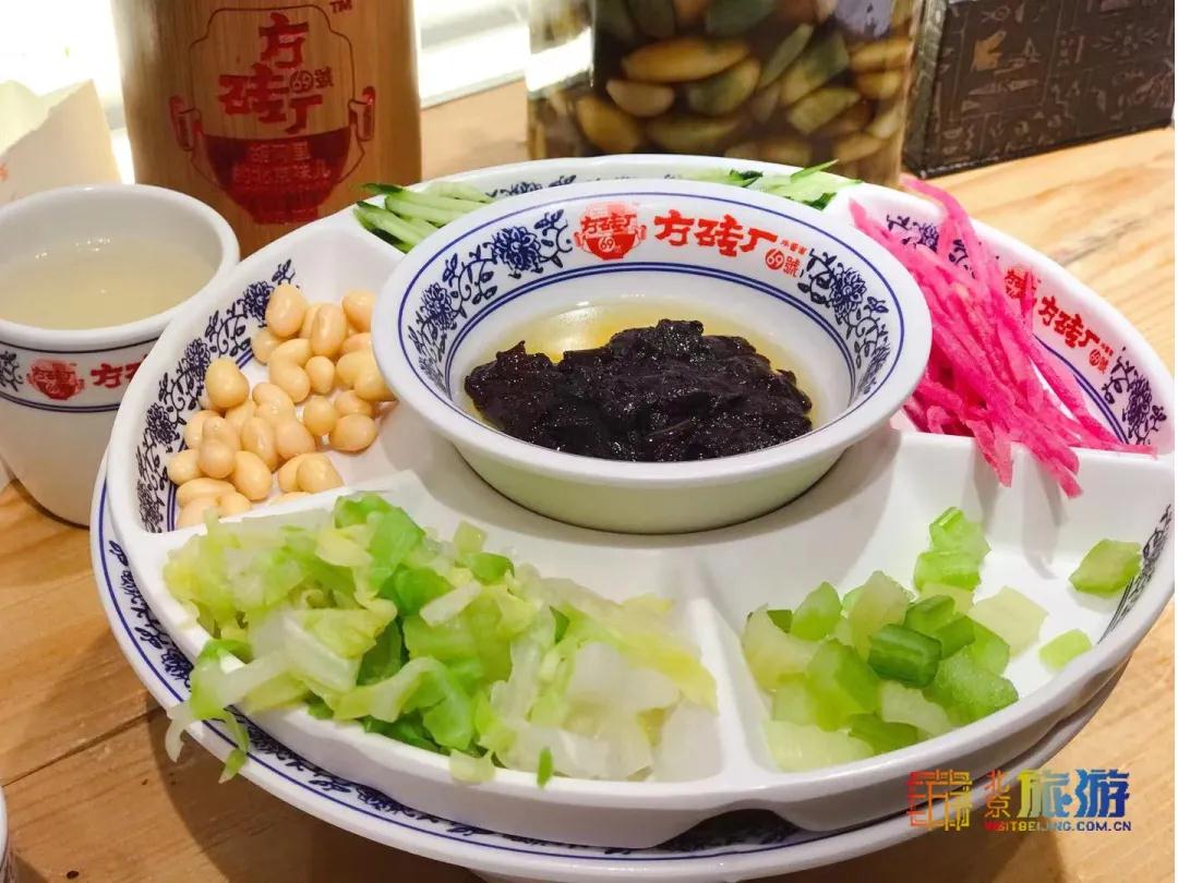 炸酱面或炸酱面是韩国面加黑酱。浇上鹌鹑肉、黄瓜、芝麻和葱。照片摄影图片_ID:412768675-Veer图库