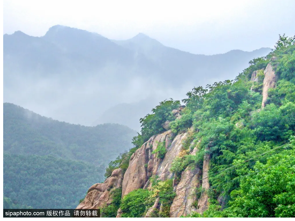 奇峰异石多姿，飞瀑流泉遍布的云蒙山风景区