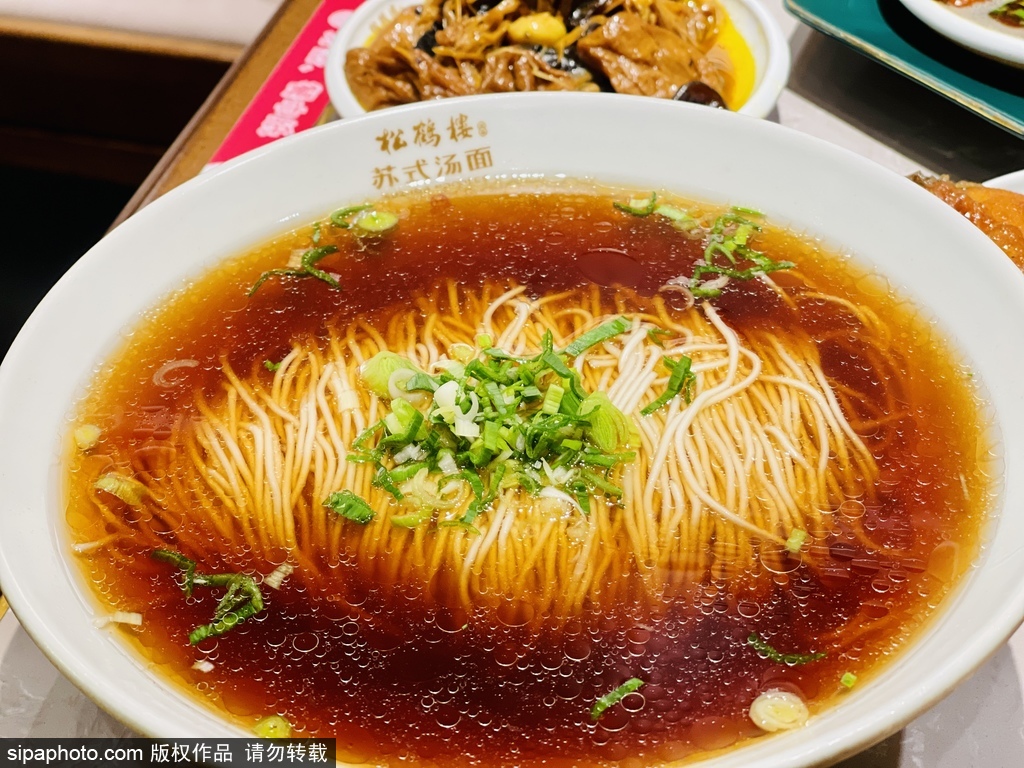 一碗江苏苏州传统小吃焖肉奥灶面照片摄影图片_ID:427448166-Veer图库