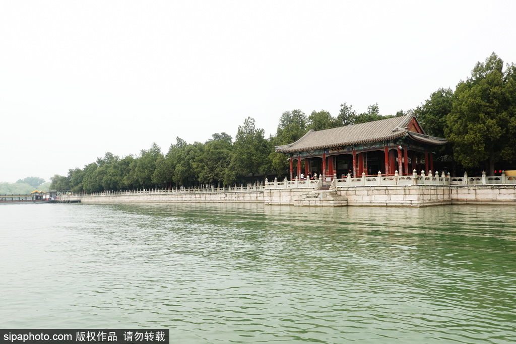 颐和园烟雨蒙蒙，昆明湖别样美景