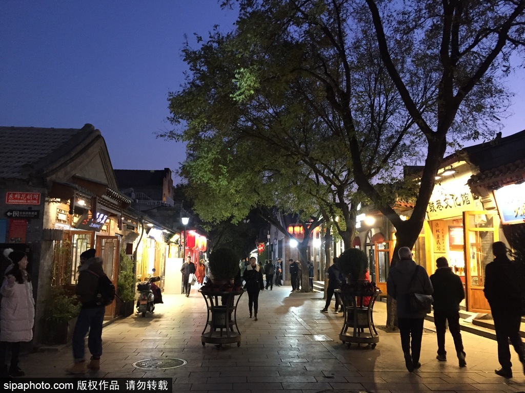 【携程攻略】北京南锣鼓巷景点,南锣鼓巷是北京旅游很多人推荐的地方，但是整条路显得太商业化了，感…