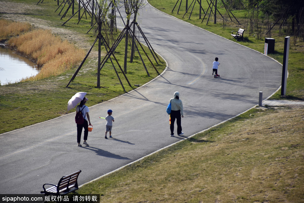 夏日天气晴好，市民走进首钢园乐享端午假期