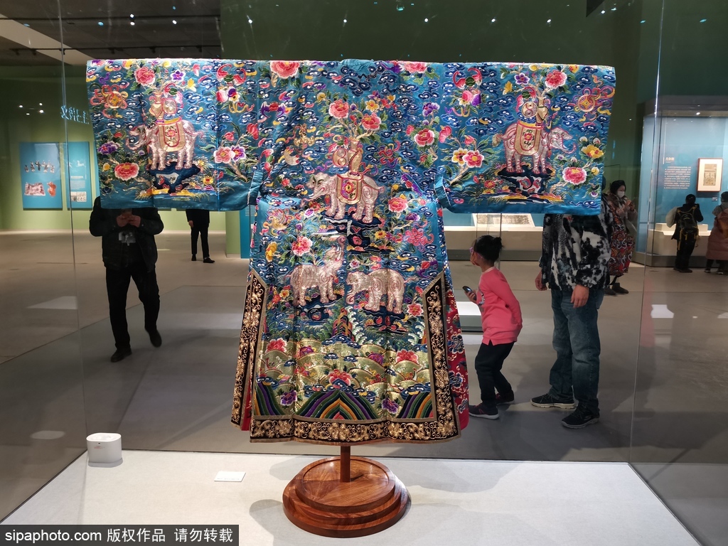 中国工艺美术馆粉墨传奇展出精美戏服