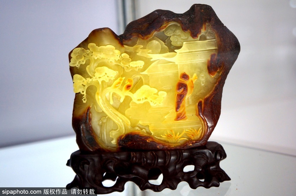 中国地质博物馆里的精美蜜蜡摆件，色彩富丽变化神奇