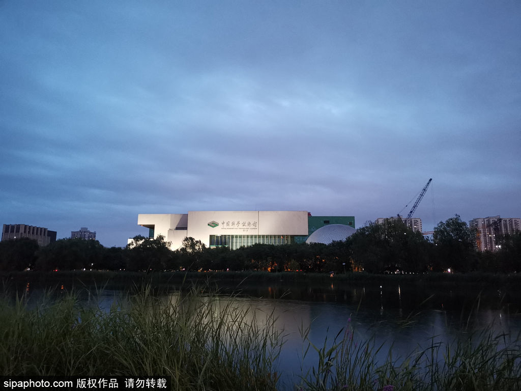 隔河远眺中国科学技术馆，夜幕下的白色建筑神秘美丽