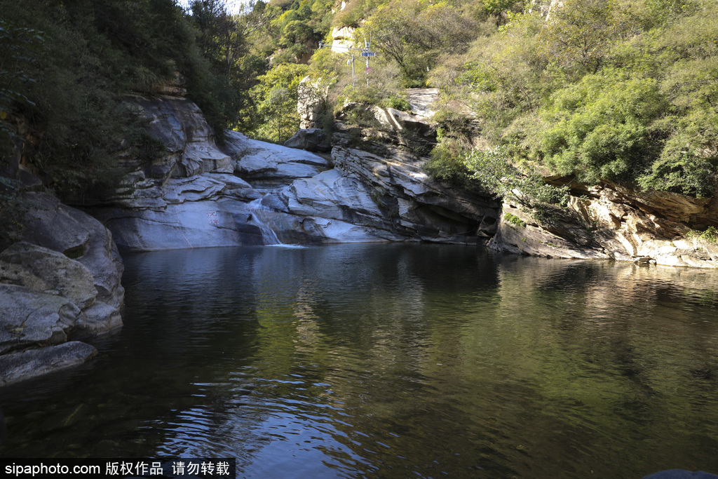 密云石城镇鹿皮关以北面，黑龙潭大峡谷幽长高落差