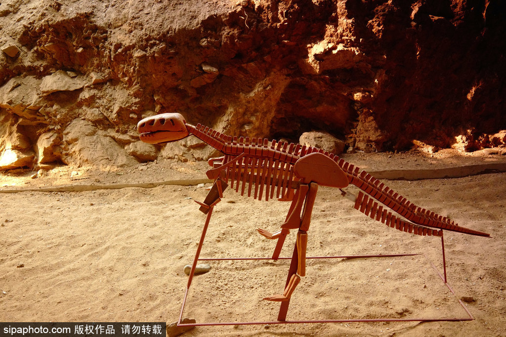 中国第四纪冰川遗迹陈列馆内恐龙骨架展现万年前奇妙景象