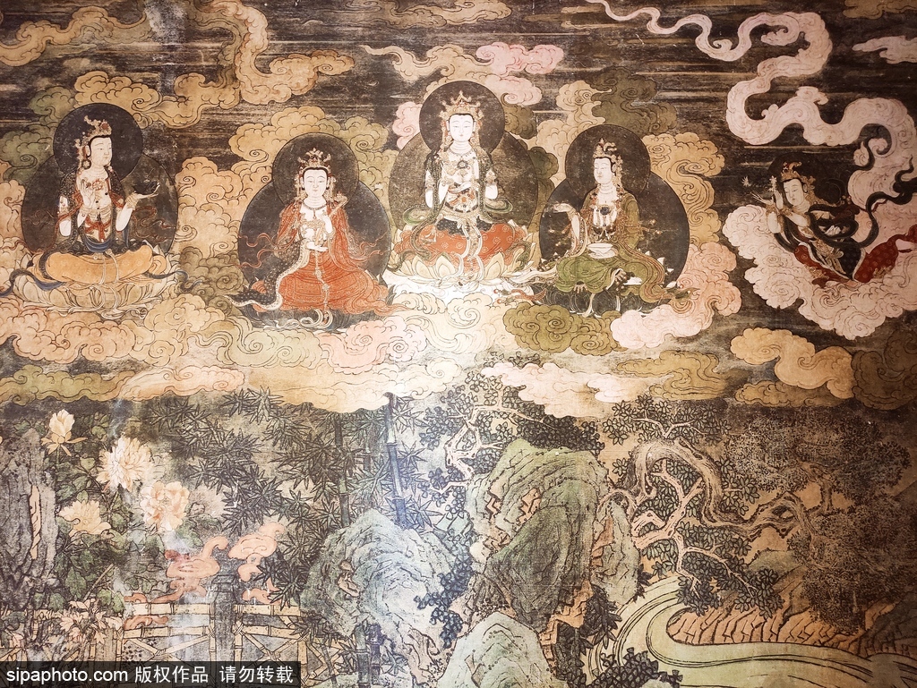 大雄宝殿壁画绮丽瑰美，勾画人物富于个性栩栩如生